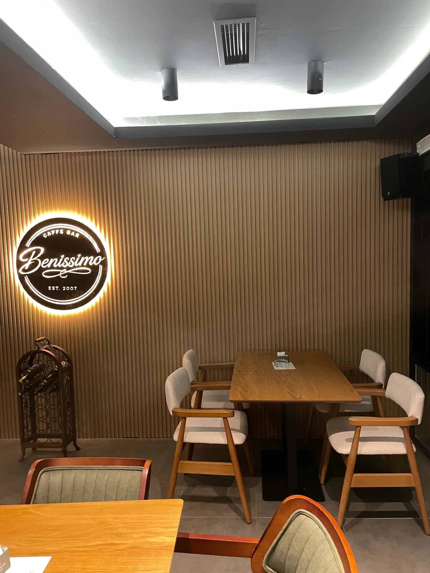 Caffe bar sa zidom od WPC prečkica i osvijetljenim logom
