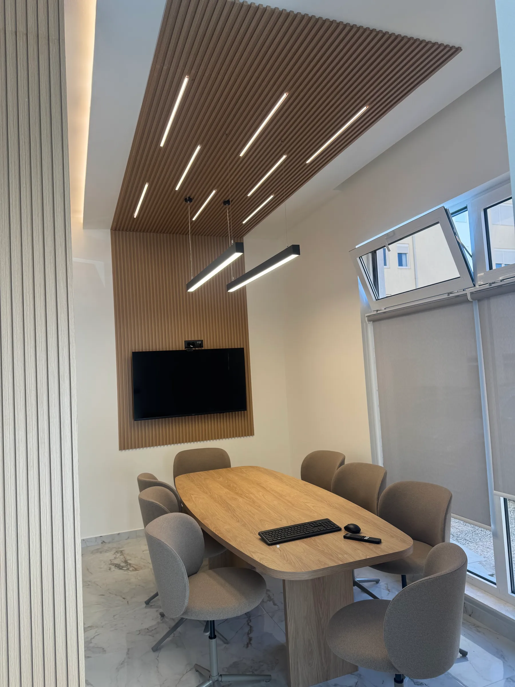 Sala za sastanke sa zidom i plafonom obloženim WPC prečkicama